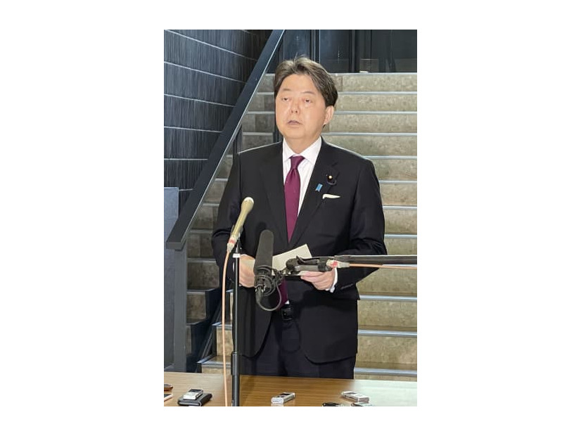 記者団の取材に応じる林外相＝25日午前、外務省