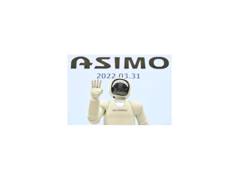 最後の実演を終え、記念撮影するホンダの人型ロボット「ASIMO（アシモ）」＝31日午後、東京都港区
