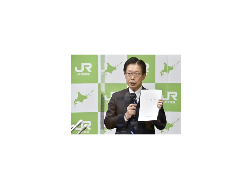 記者会見するJR北海道の島田修社長＝1日午後、札幌市