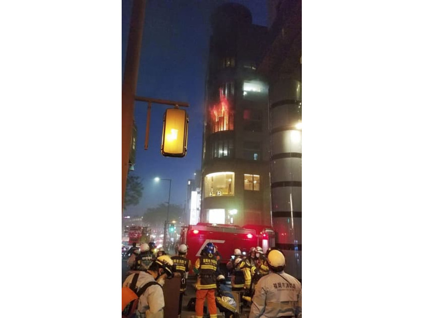 炎が上がる焼き肉店「大東園本店」の火災現場＝9日夜、福岡市博多区上川端町（住民提供）