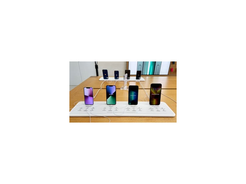 アップルのスマートフォン「iPhone13」シリーズ＝2日、東京都渋谷区