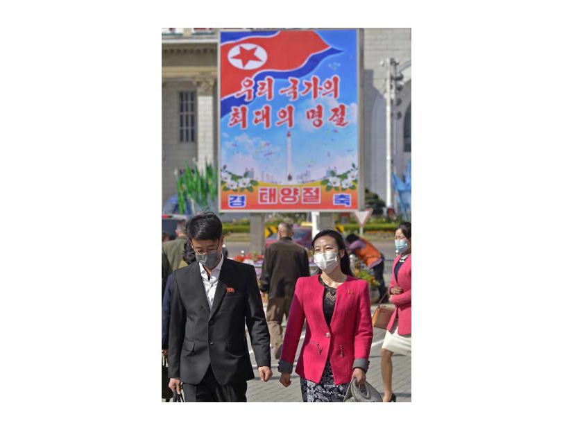 「太陽節」を祝う看板が掲げられた平壌市内＝14日（共同）