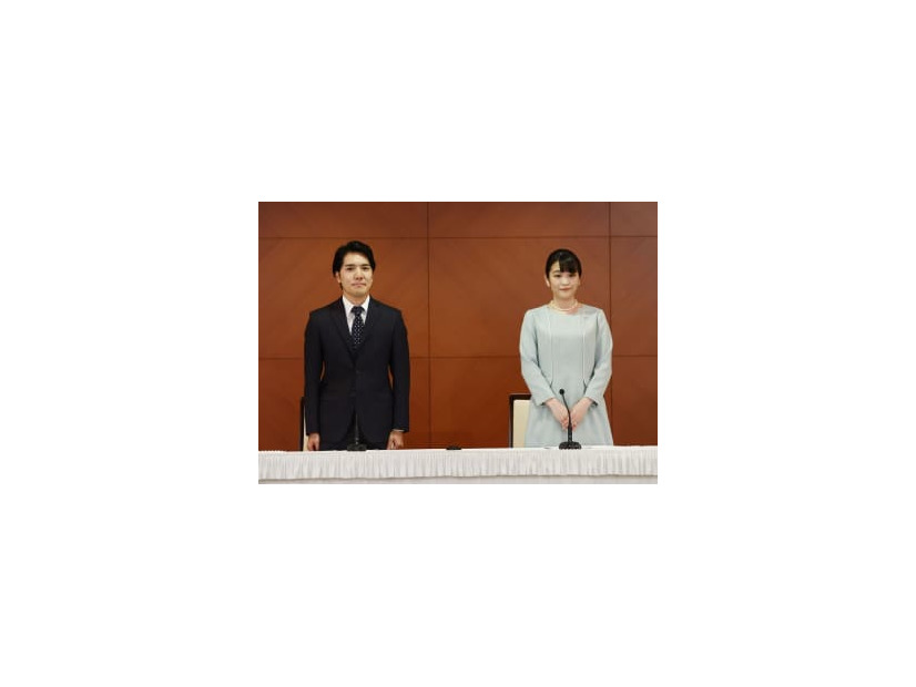 昨年10月、結婚の記者会見が終わり、あいさつする小室圭さんと眞子さん＝東京都内のホテル