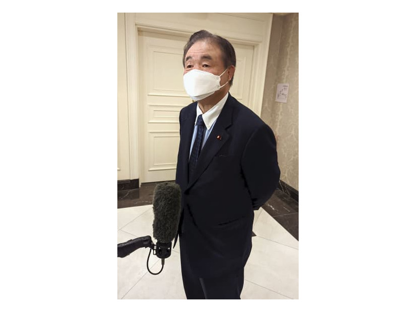 記者団の取材に応じる自民党の遠藤利明選対委員長＝18日午前、松山市