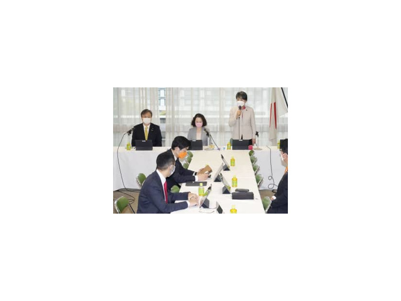 連合の芳野友子会長（奥中央）が出席した自民党の「人生100年時代戦略本部」会合で、あいさつする上川陽子本部長（同右）＝18日午後、東京・永田町の党本部