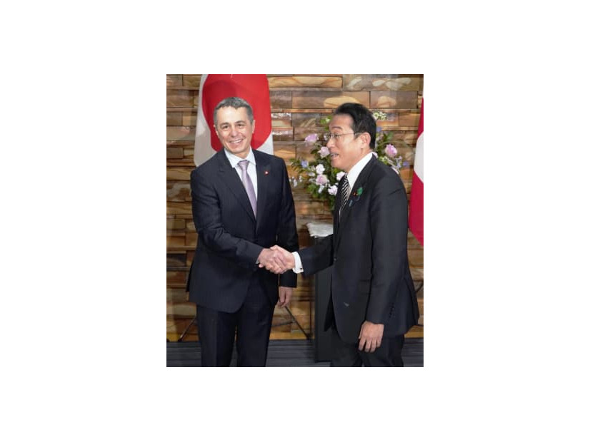 スイスのカシス大統領兼外相（左）との会談を前に握手する岸田首相＝18日午後、首相官邸