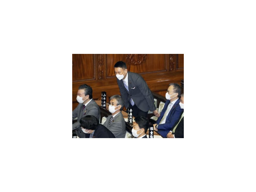 衆院本会議で辞職が認められ、一礼するれいわ新選組の山本太郎代表＝19日午後