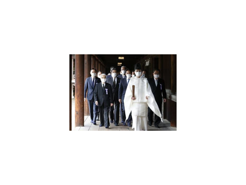 一斉参拝を終えた「みんなで靖国神社に参拝する国会議員の会」のメンバーら。左から2人目は会長の尾辻元参院副議長＝22日午前、東京・九段北の靖国神社