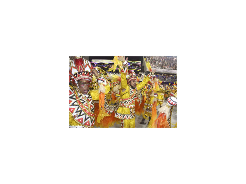 ブラジル・リオデジャネイロのカーニバルに参加し両腕を上げて踊るアデル・バクールさん（中央）＝23日（共同）