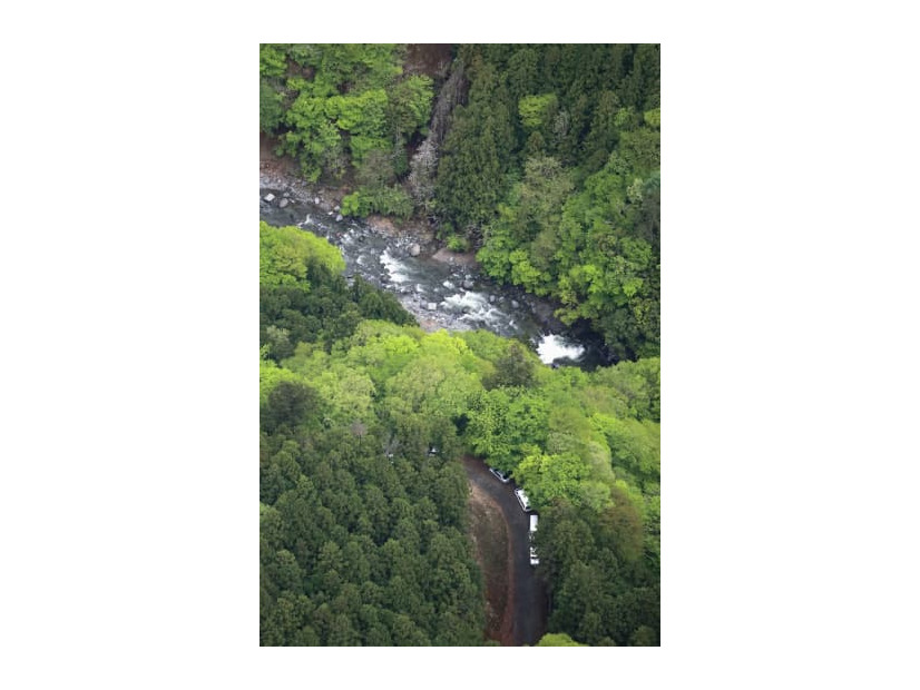 人骨の一部が見つかった現場周辺＝27日午前10時3分、山梨県道志村（共同通信社ヘリから）