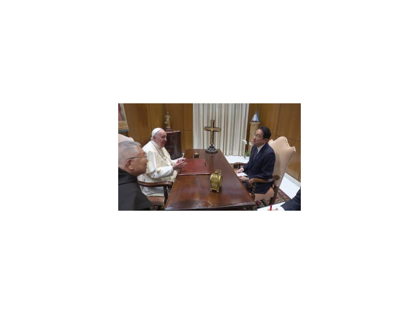 ローマ教皇フランシスコ（左から2人目）と会談する岸田首相＝4日、バチカン（バチカンメディア提供・共同）