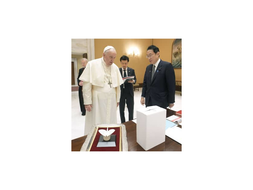 ローマ教皇フランシスコ（左）に「折鶴灰釉香炉　祈り」を贈呈した岸田首相＝4日、バチカン（バチカンメディア提供・共同）