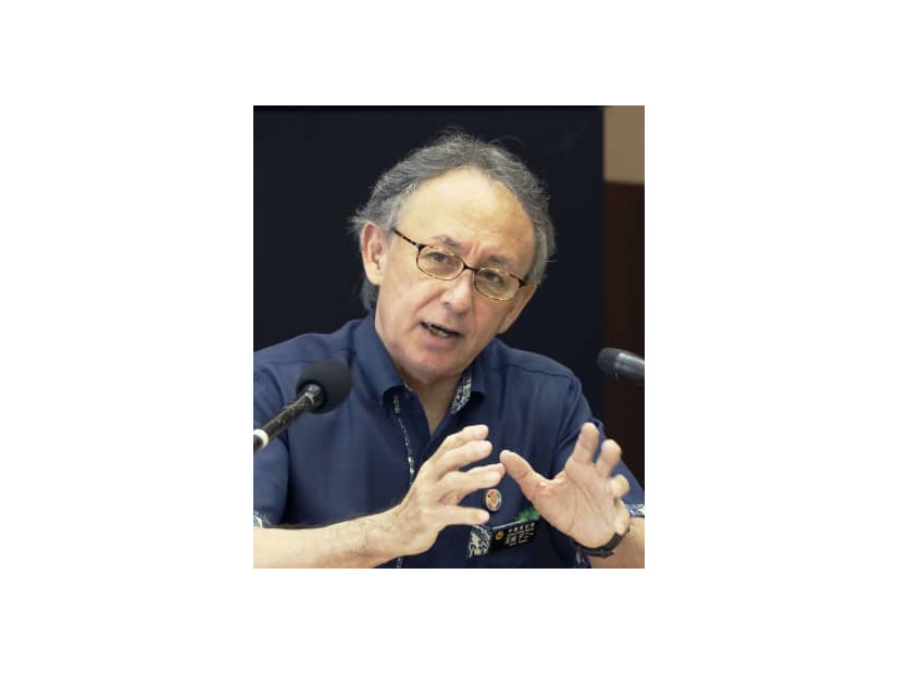日本復帰50年を前に、報道各社のインタビューに応じる沖縄県の玉城デニー知事＝9日午前、沖縄県庁