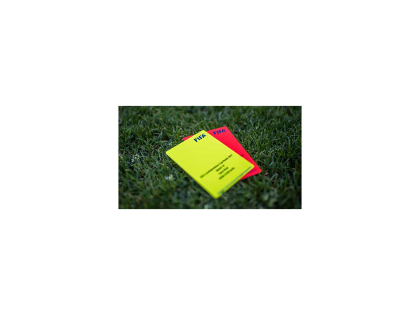 ついにサッカー界で「シンビン」を実験採用！U-16FWがダイブで8分退場