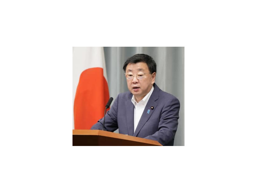 記者会見する松野官房長官＝17日午前、首相官邸
