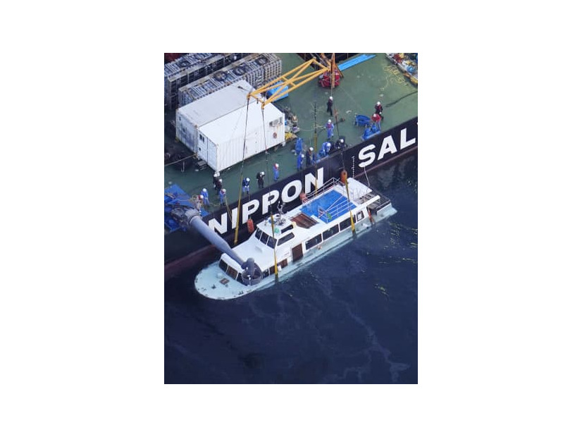 海面上までつり上げられた観光船「KAZU　1」＝26日午後6時54分、北海道斜里町沖（共同通信社ヘリから）