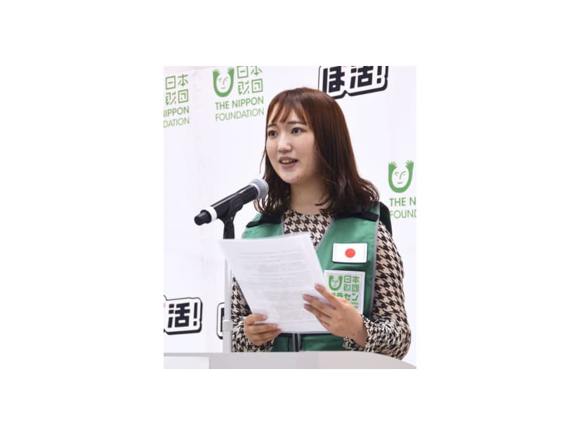 出発式でウクライナから避難した障害者の支援へ、抱負を語る斎藤凜花さん＝30日午後、東京都港区