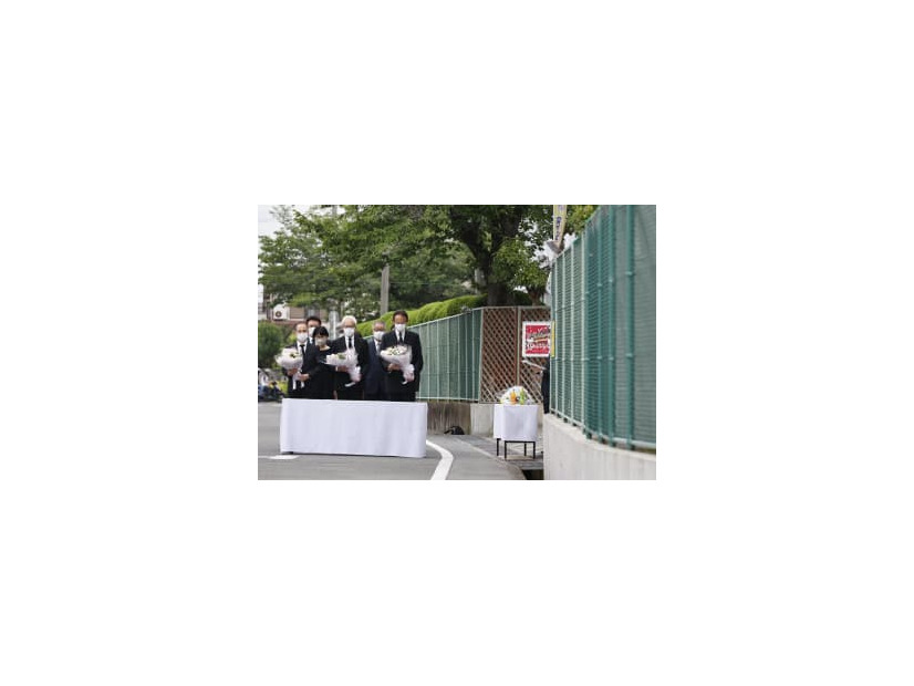 大阪府北部地震から4年となり、高槻市立寿栄小前で献花する浜田剛史市長（前列左から3人目）、松山健次校長（同左端）ら＝18日午前