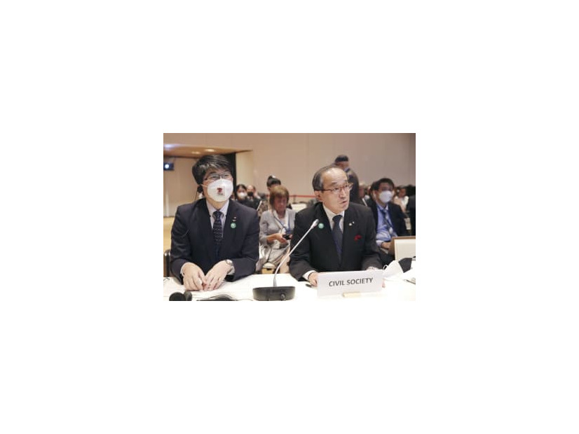核兵器禁止条約の第1回締約国会議で演説する広島市の松井一実市長。左は長崎市の田上富久市長＝21日、ウィーン（共同）