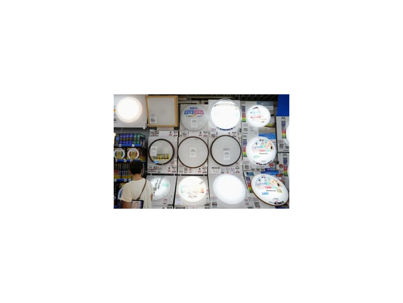 節電のため、展示中のライトが一部消された売り場＝27日午後2時38分、東京・有楽町のビックカメラ有楽町店