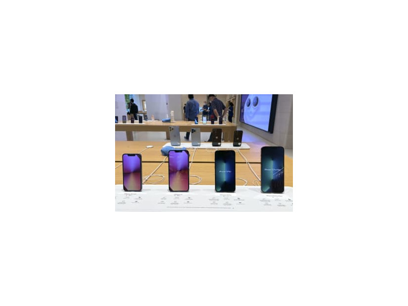 アップルのスマートフォン「iPhone13」シリーズの4機種＝2021年9月、東京都内