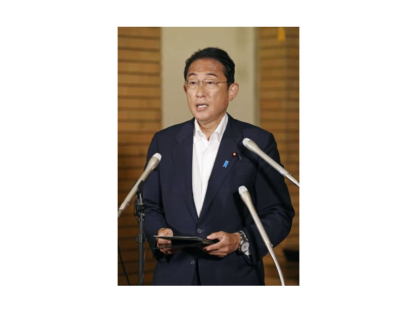 報道陣の取材に応じる岸田首相＝9日午前、首相公邸