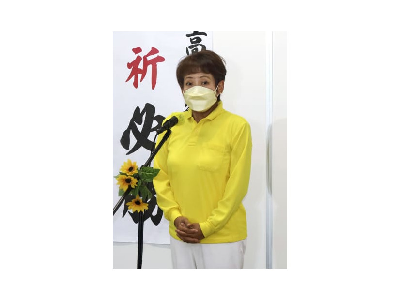 愛媛選挙区で落選が決まり、支援者らにあいさつする無所属の高見知佳氏＝10日夜、松山市