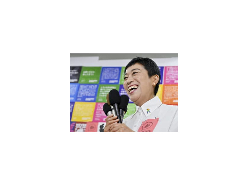 比例代表で当選が決まり、記者の質問に笑顔で答える立憲民主党の辻元清美氏＝10日夜、大阪府高槻市