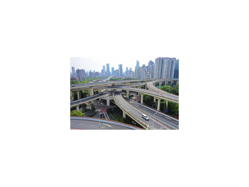 5月、ロックダウンの影響で閑散とする中国上海市（共同）