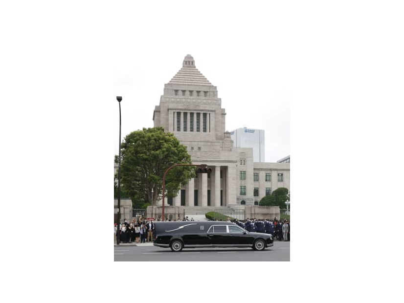 国会前を通過する安倍元首相のひつぎを乗せた車＝12日