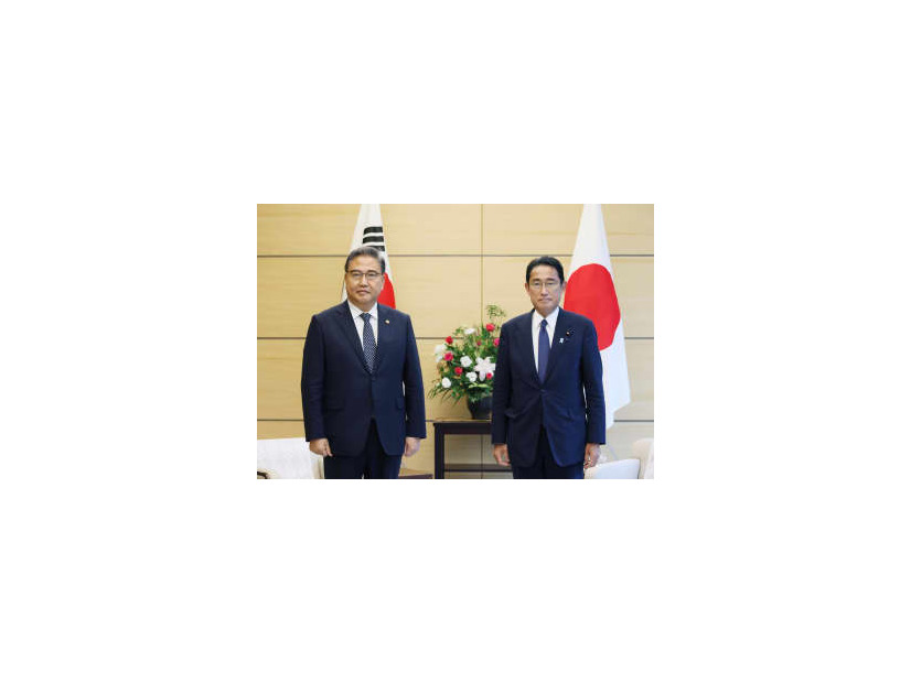 会談に臨む岸田首相（右）と韓国の朴振外相＝19日午後、首相官邸（内閣広報室提供）