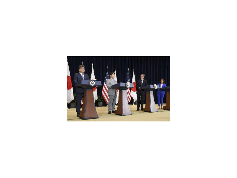 「日米経済政策協議委員会」（経済版2プラス2）の初会合後、共同記者会見する（左から）萩生田経産相、林外相、ブリンケン米国務長官、レモンド米商務長官＝29日、ワシントン（共同）