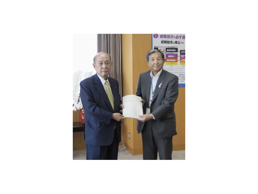 二之湯防災相（左）に要望書を手渡した和歌山県の仁坂吉伸知事＝2日午後、内閣府