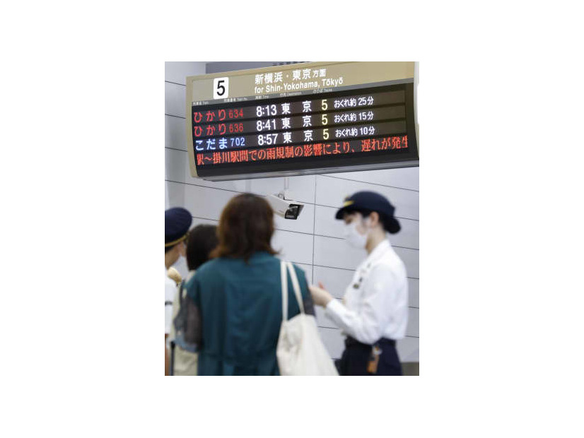 雨の影響で、新幹線に遅れが出ていることを示すJR静岡駅の電光掲示板＝13日午前8時41分