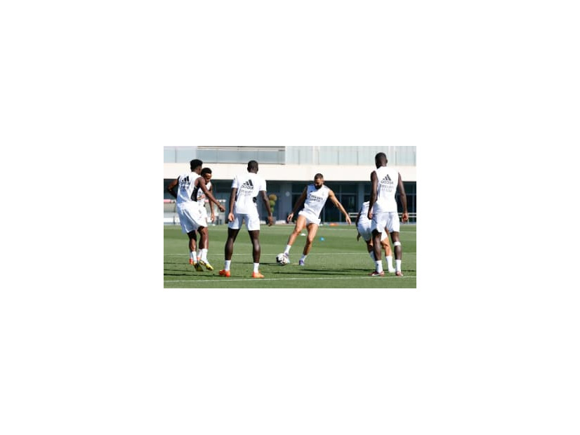 レアルの「フリーキック練習の壁」がすごい！無駄にセクシーだった