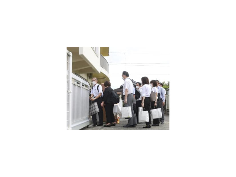 特別監査で川崎幼稚園に入る静岡県と牧之原市の職員＝9日午後、静岡県牧之原市