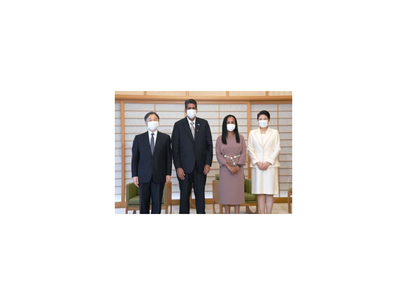 パラオのウィップス大統領夫妻との会見前に記念撮影に臨まれる天皇、皇后両陛下＝9日午後、皇居・御所（代表撮影）