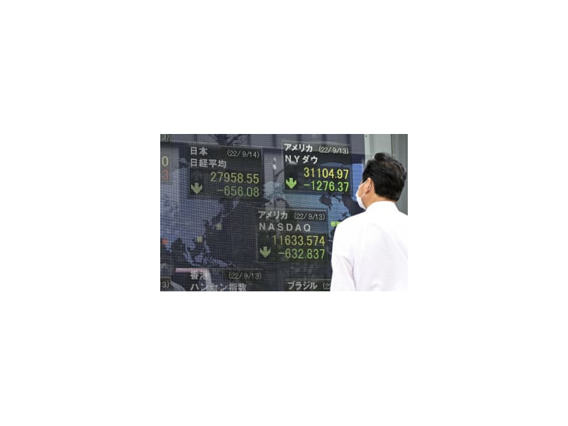 急落したダウ工業株30種平均や日経平均株価などを表示するモニター＝14日午前、東京・八重洲