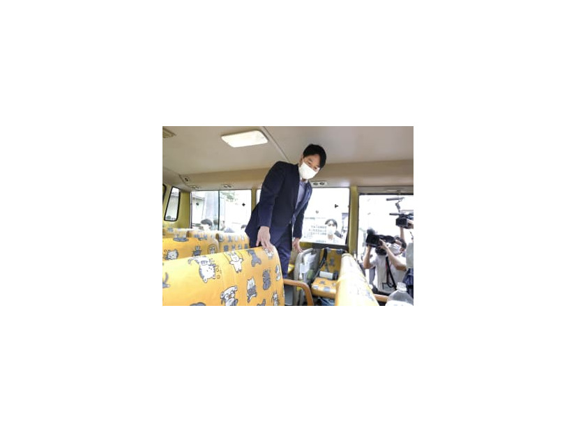 幼稚園の通園バスを視察する小倉こども政策相＝15日午後、東京都江戸川区の「東一の江幼稚園」