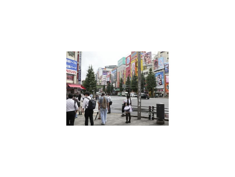 東京・秋葉原を行き交う人たち＝7月