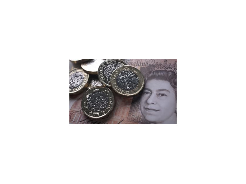 英ポンドの硬貨と紙幣＝2017年10月（ゲッティ＝共同）