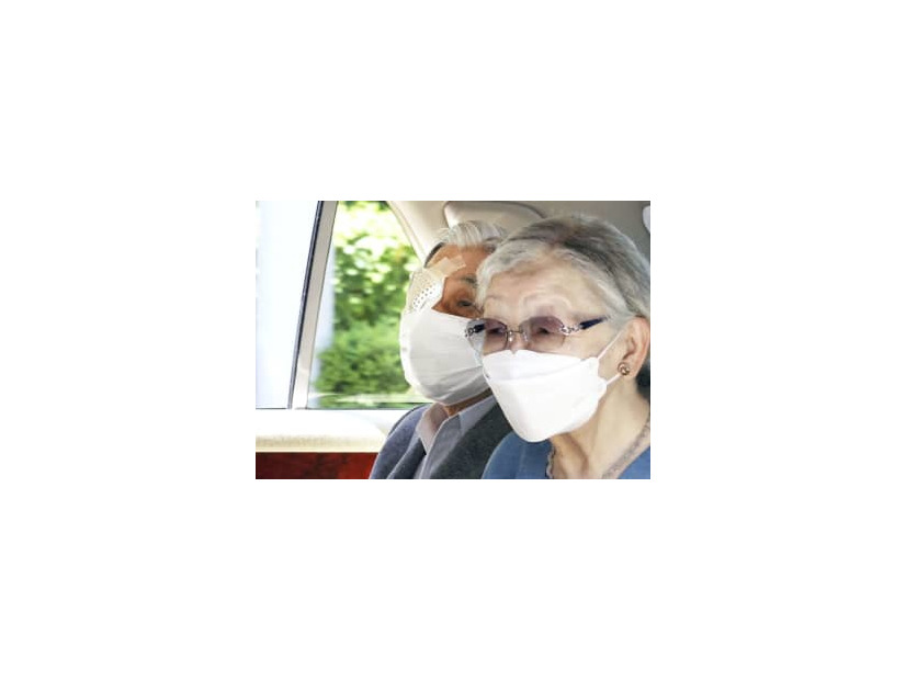 手術を終えて東大病院を後にされる上皇さまと、上皇后美智子さま＝25日午前、東京都文京区（代表撮影）