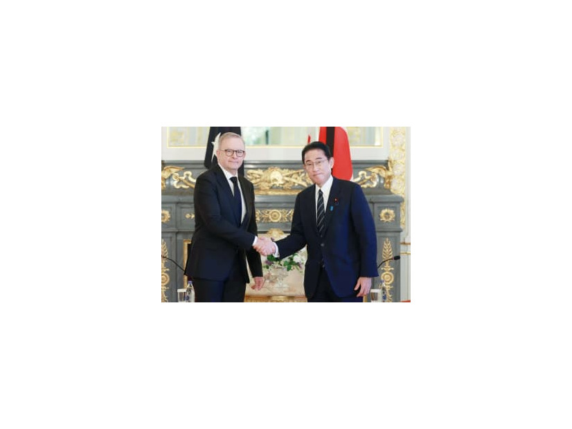 会談を前に握手する岸田首相（右）とオーストラリアのアルバニージー首相＝27日午前、東京・元赤坂の迎賓館（代表撮影）