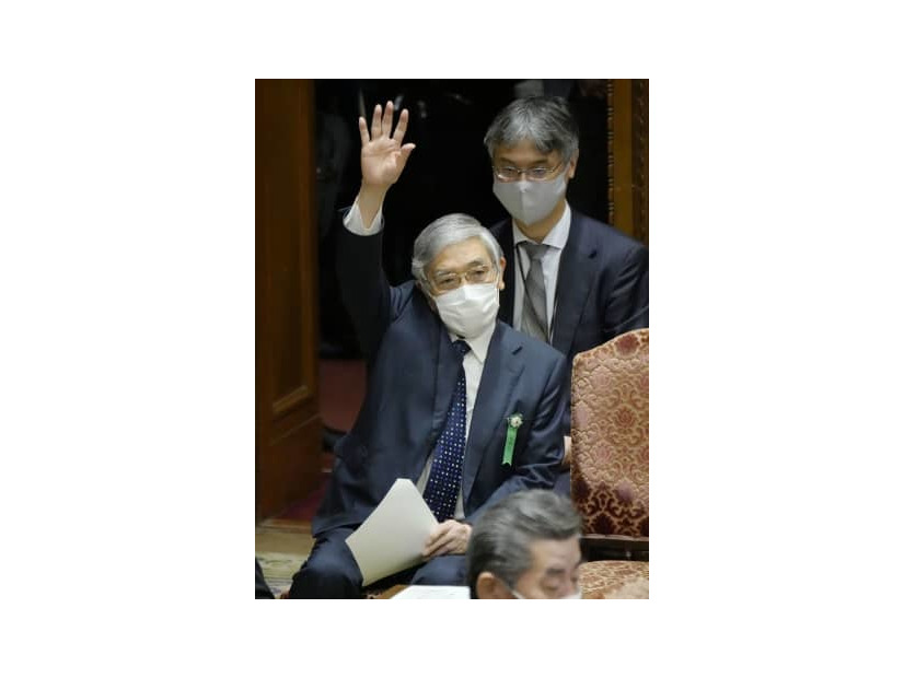 衆院予算委で答弁のため挙手する日銀の黒田総裁＝17日午前