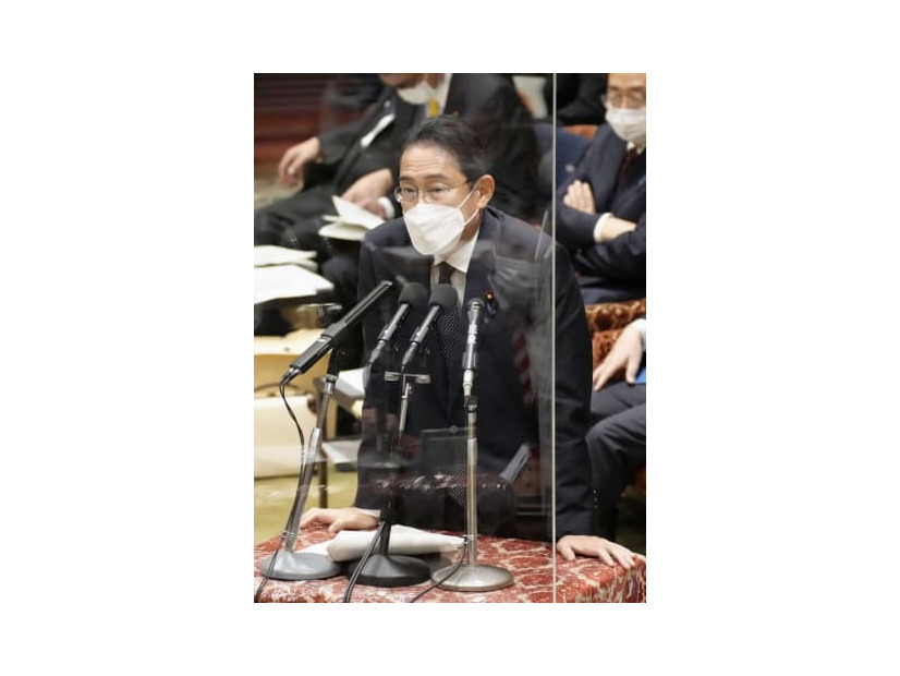衆院予算委で答弁する岸田首相＝17日午後