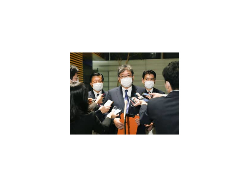 岸田首相に総合経済対策に関する提言の申し入れをし、取材に応じる自民党の萩生田政調会長（中央）＝18日午後、首相官邸