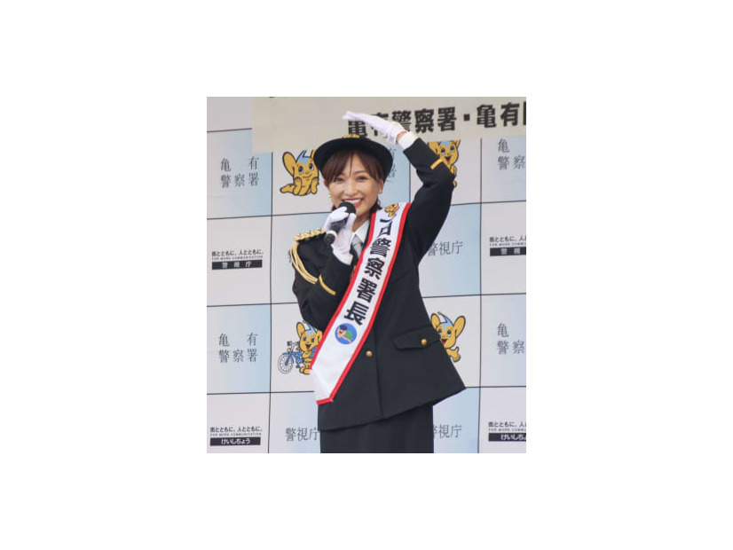 警視庁亀有署の一日署長に就任した望月理恵さん＝22日午後、東京都葛飾区
