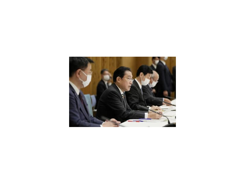 「GX（グリーントランスフォーメーション）実行会議」であいさつする岸田首相（手前から2人目）＝26日午後、首相官邸