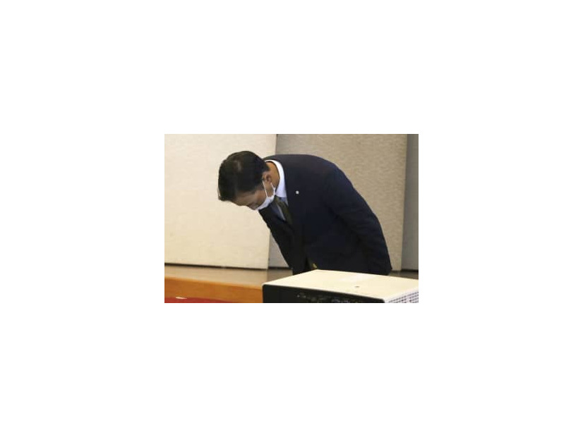 記者会見で陳謝する吉田久彦社長＝27日午前、石川県加賀市