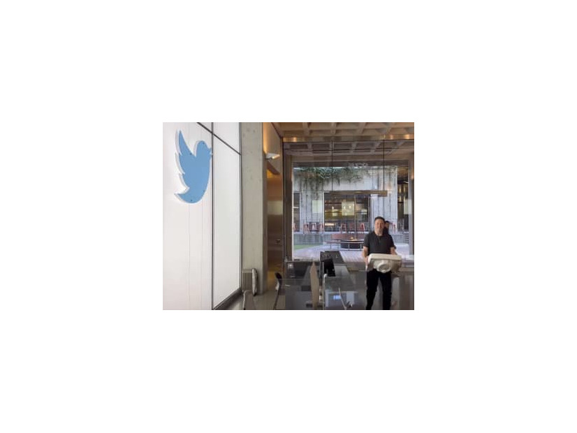 ツイッター本社を訪問するマスク氏＝26日（同氏のツイッター投稿から、AP＝共同）